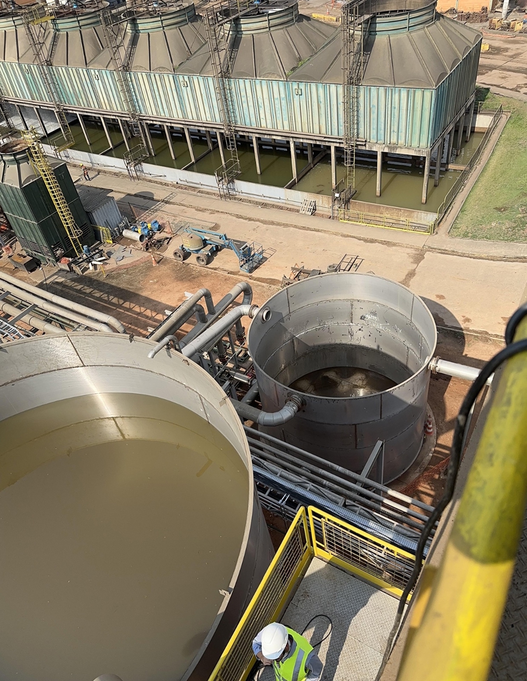 Estrutura metálica em níveis do sistema vertical de tratamento de efluentes