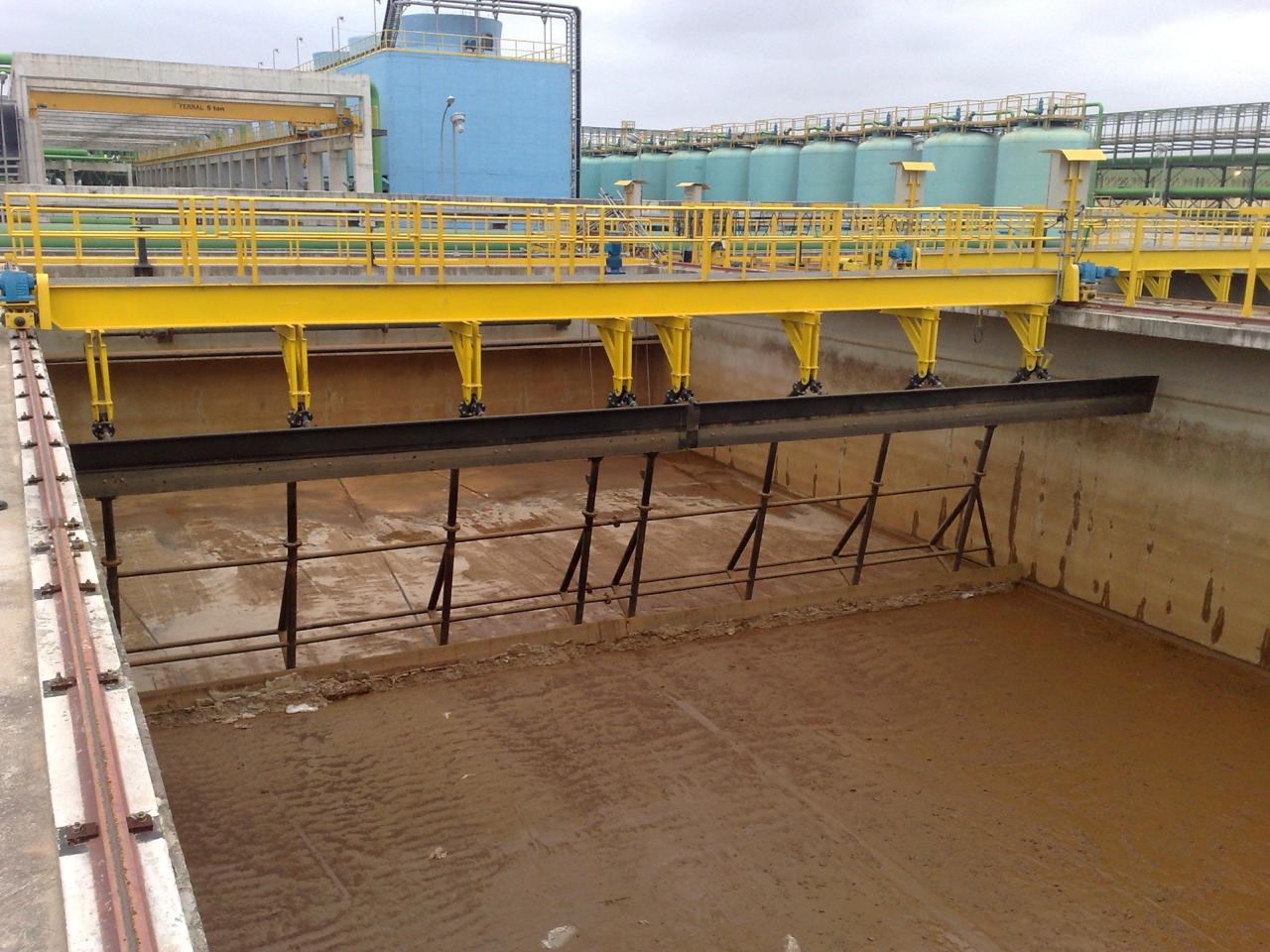 Ponte removedora de lodo retangular desenvolvida pela Ecosan para a ETAR da Ternium