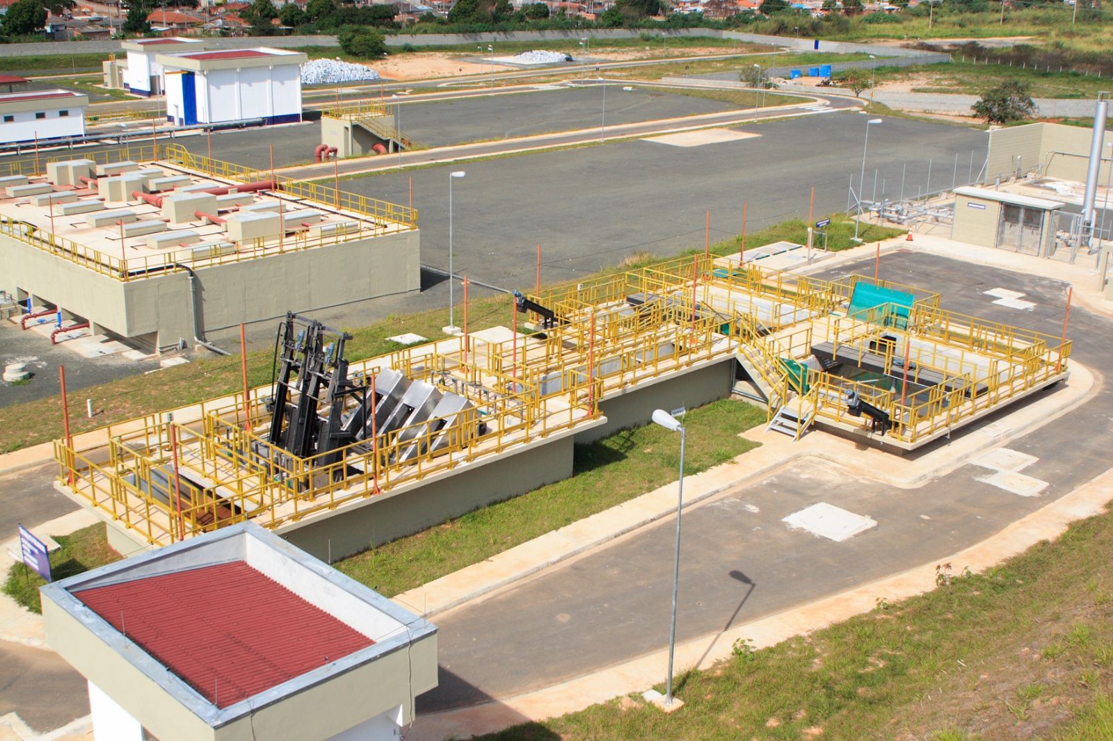 Vista geral da ETE Capivari I da Sanasa em Campinas, com tanques, canais e a linha de tratamento