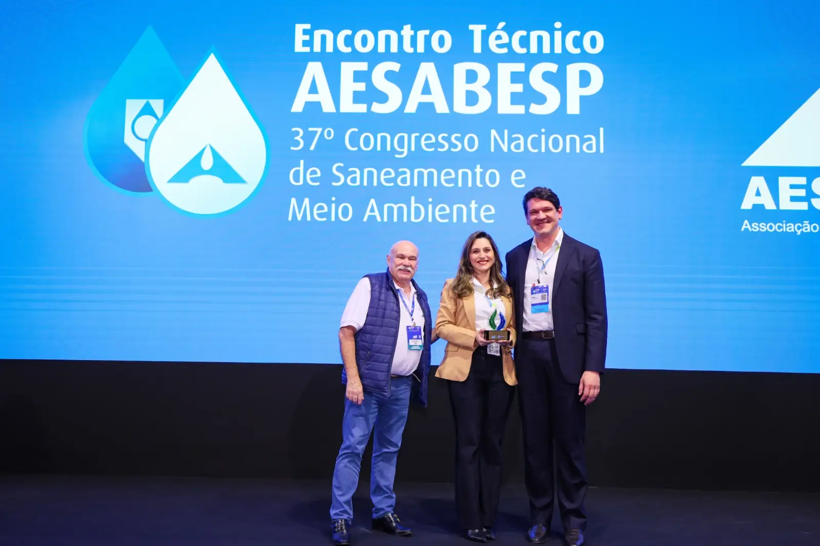 Entrega do Prêmio AESabesp 2026 à Ecosan no Encontro Técnico do 37º Congresso Nacional de Saneamento e Meio Ambiente