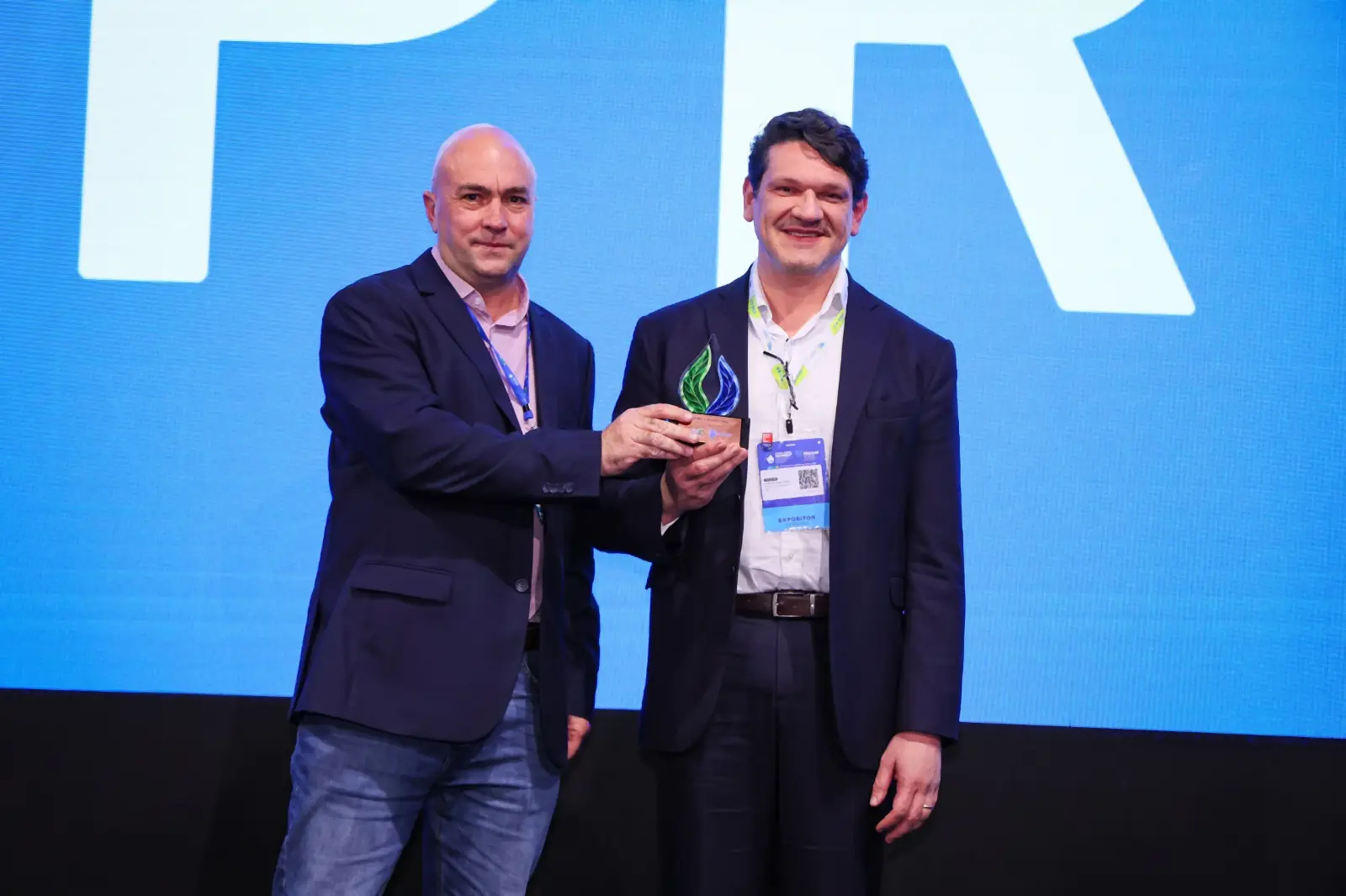 Troféu do Prêmio AESabesp 2026 entregue à Ecosan no palco da FENASAN 2026