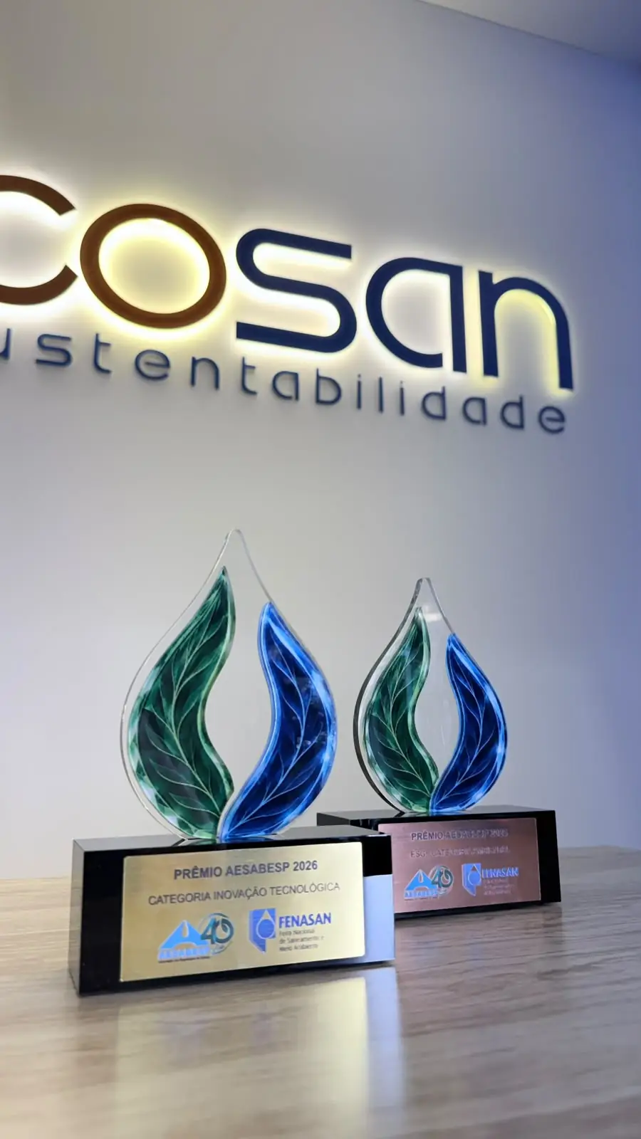 Troféus de Ouro em Inovação Tecnológica e Bronze em ESG Ambiental do Prêmio AESabesp 2026 conquistados pela Ecosan